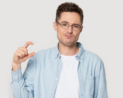 Ein Mann fragt sich, ob er Mikropenis hat